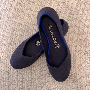 Great condition navy Rothy’s flat round toes